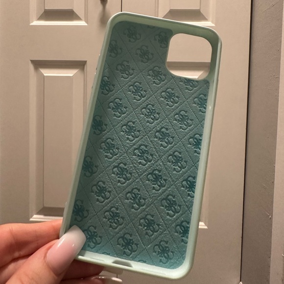 GUESS - Picture 2 of 3